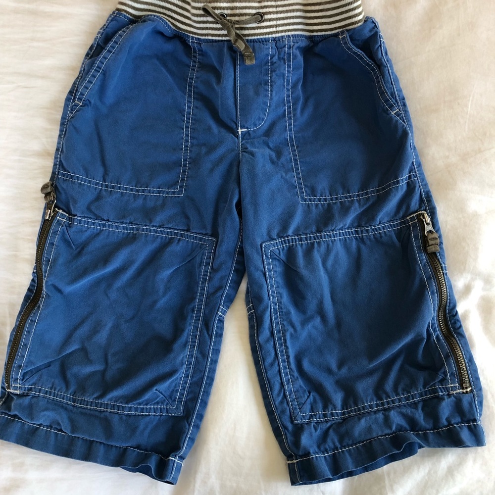 Mini Boden boys’ cotton cargo shorts. Size 7Y.